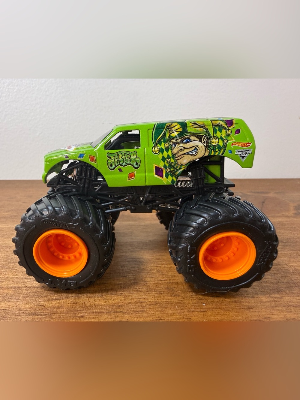 Hot Wheels Monster Jam Truck 1:64 Jester Green “Welcome To Fabulous Las Vegas” - Picture 4 of 7